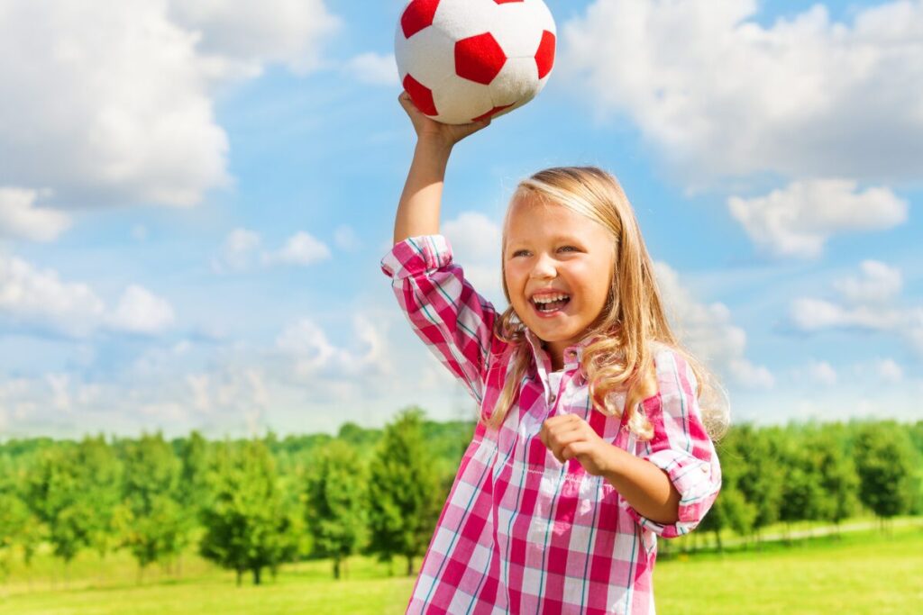 話すのが苦手なので恋愛が苦手な人がやるべき事
壁当て
ボールを投げる少女