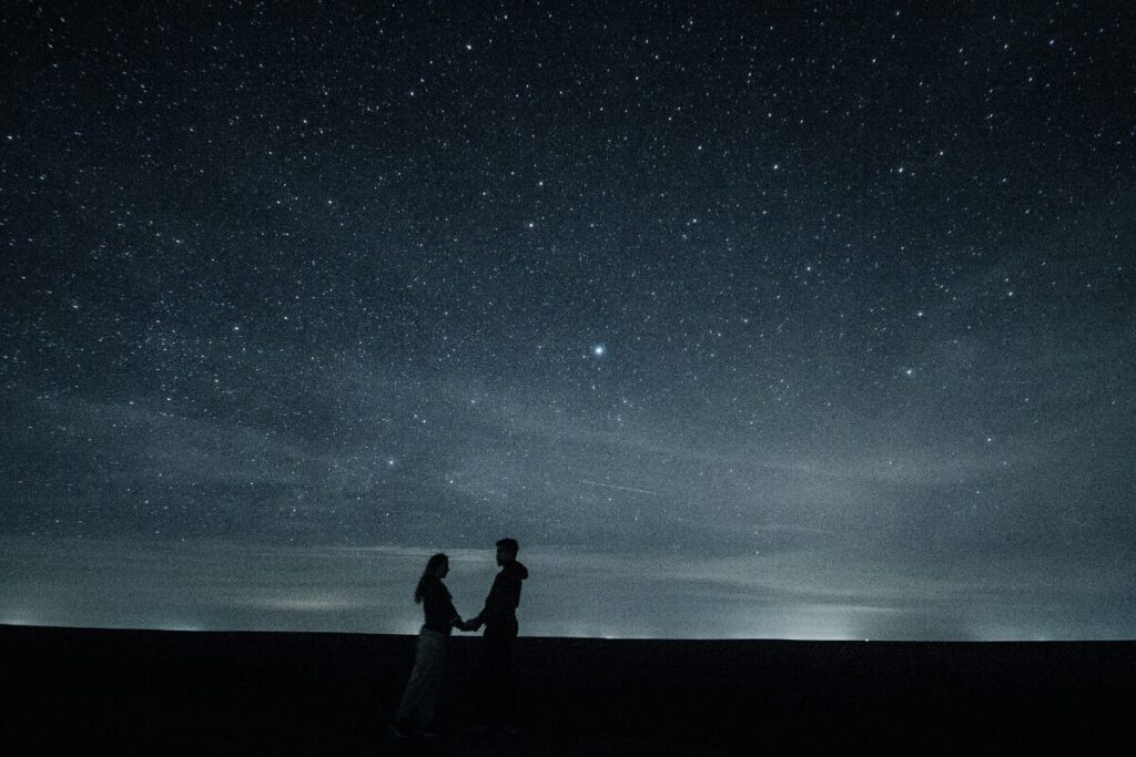 付き合う前のデートって難しくないですか？
ロマンチックなデート
星空の下のカップル