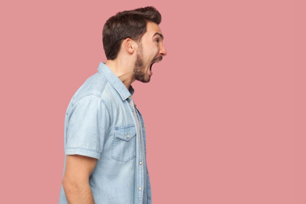 本当に効果がある?アンガーマネージメント方法
アンガ-マネージメントが注目される理由
怒りを叫ぶ男性