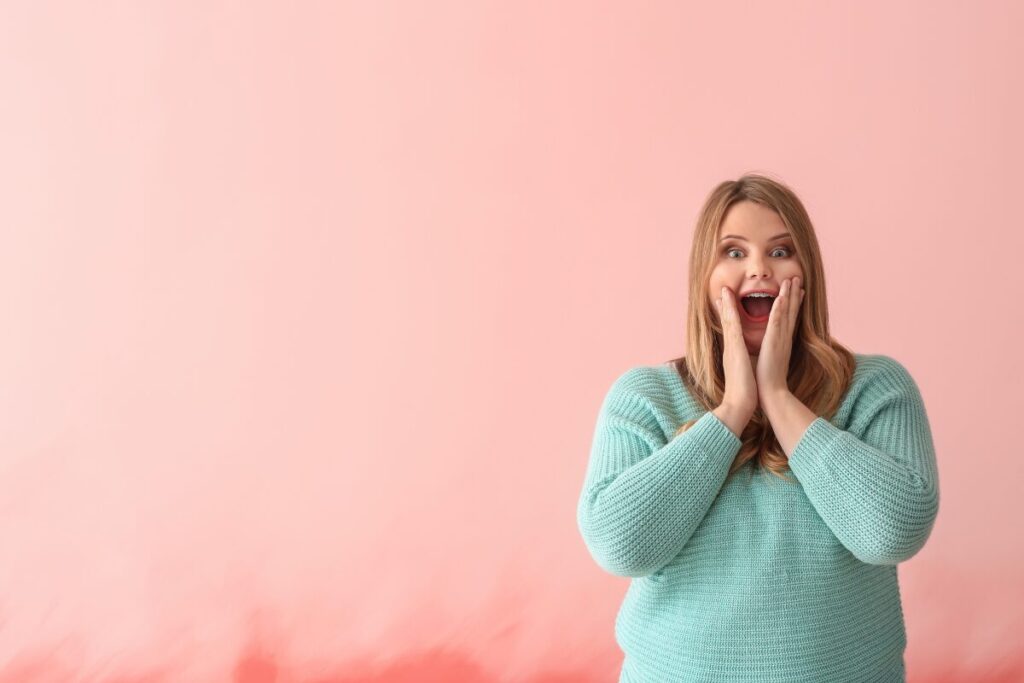 ぽっちゃり女子が選ばれる？
隠れたマスト項目
両手で頬をおさえるぽっちゃり女性