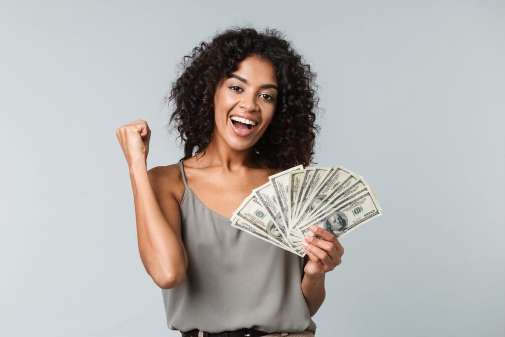 安定収入を得るための副業の選び方
本当に稼げる副業
お金を手にした女性