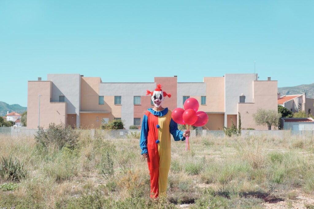 日常に潜む恐怖　身近なヒトコワ話
尾ひれをつければエンタメヒトコワ
挨拶するピエロ