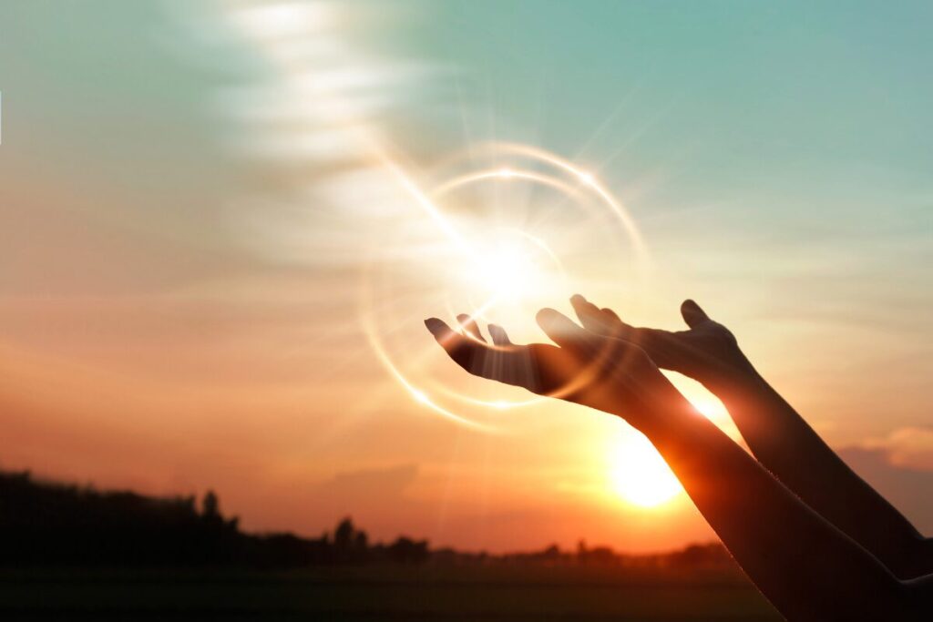 困った時は近所の神さまにお願いする
大抵の神様にお参り出来る
神に祈りをささげる手