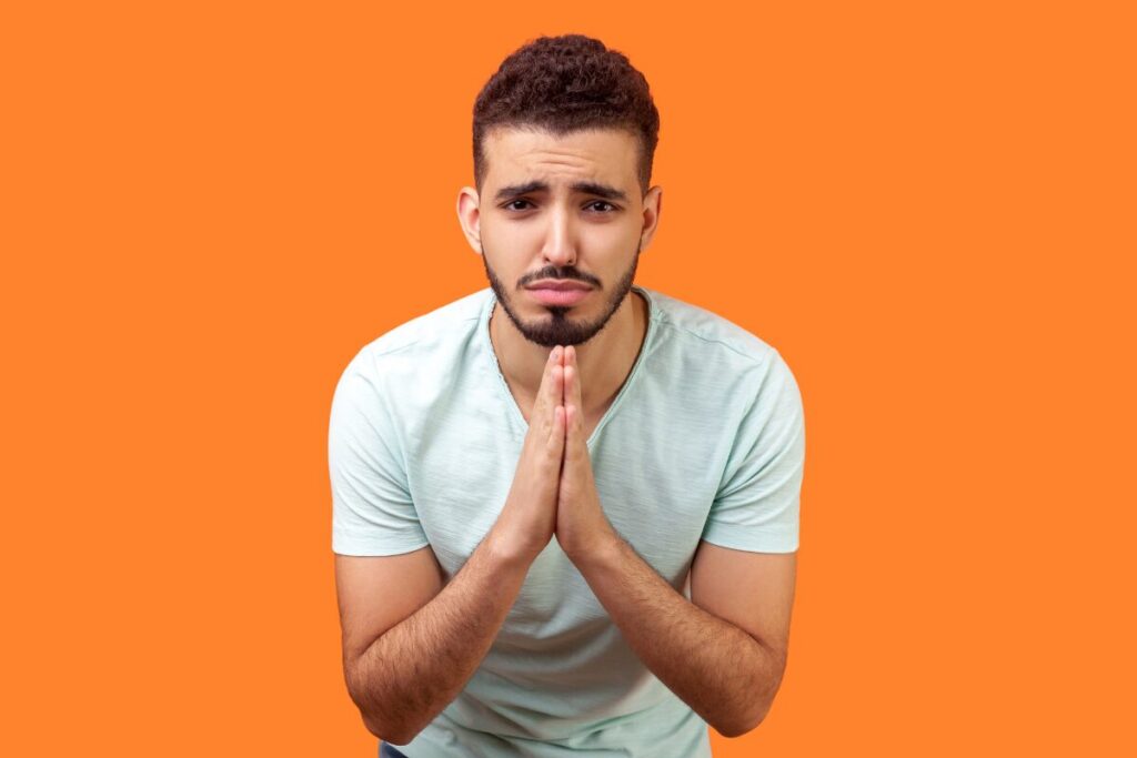 付き合う前のデートって難しくないですか？
ベタですみません
手を合わせて謝る男性