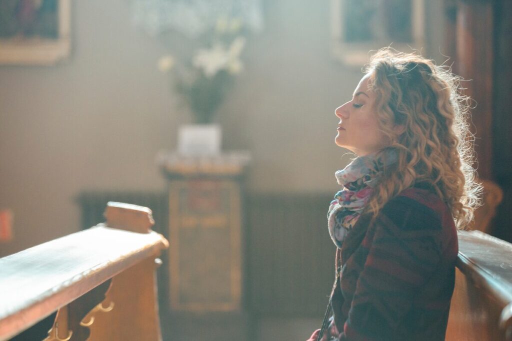 あなたの知らないお盆の由来
先祖供養と家族の絆
祈りをささげる女性