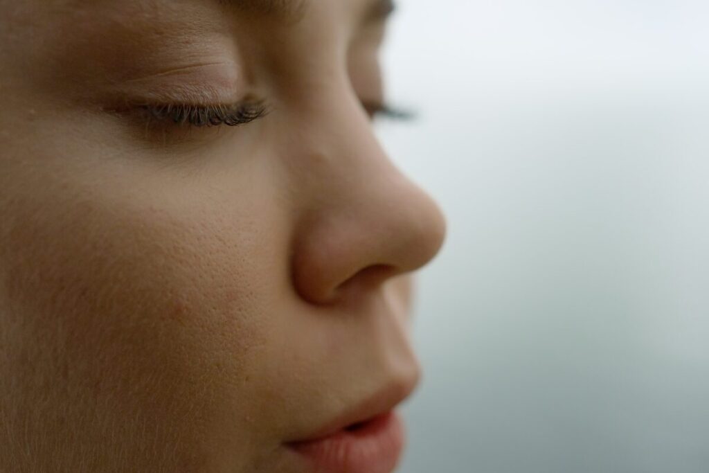 本当に効果がある?アンガーマネージメント方法
代表的なトレーニング
静かに息をはく女性