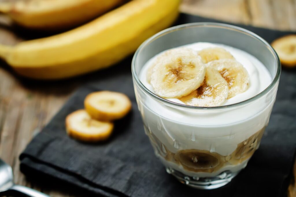 発酵食品や食物繊維を摂取する
ヨーグルトとバナナ