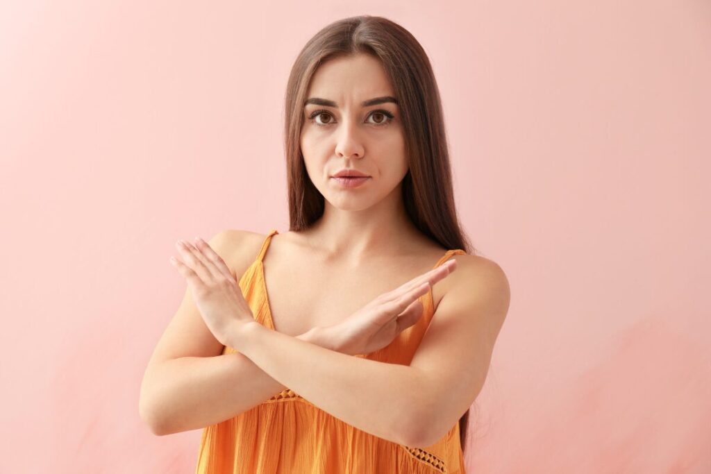 夫の浮気を許す？許さない？浮気発覚時の心構え
離婚を選択するなら
両手でバツを作る女性