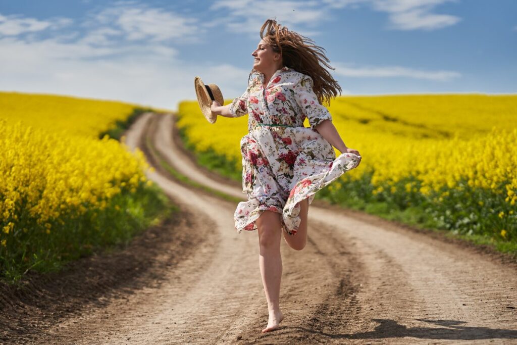 マッチングアプリ　初デートに最適な女性の服装とは
体型隠しの服装
花柄のワンピース女性