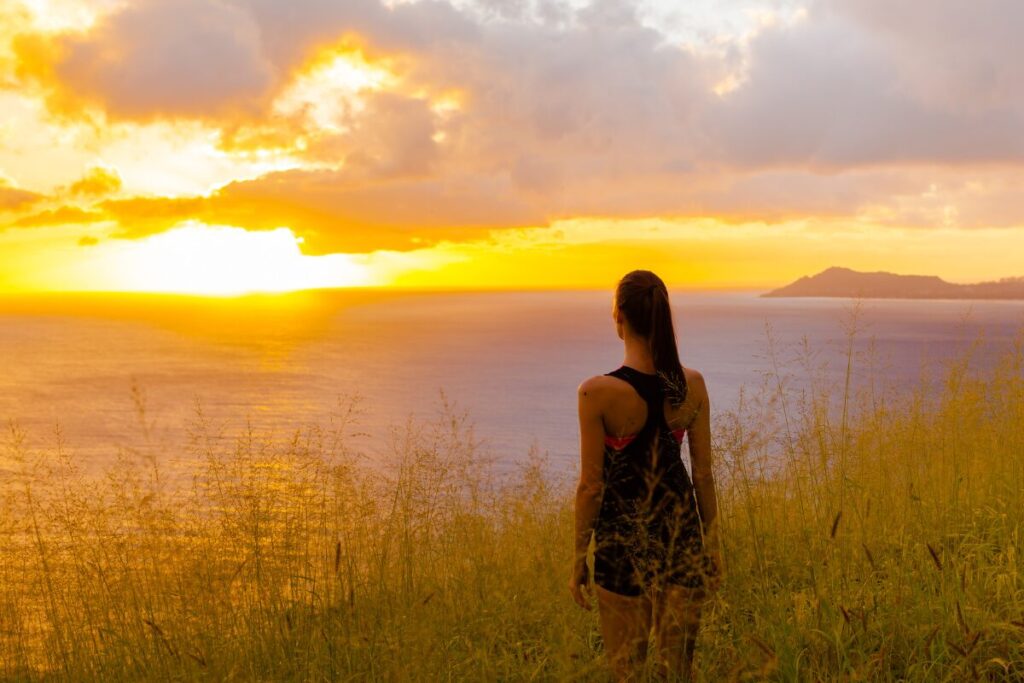 写真と実物が違う！婚活でのパネマジ
陽の光で写真を撮る
太陽にむかって立つ女性