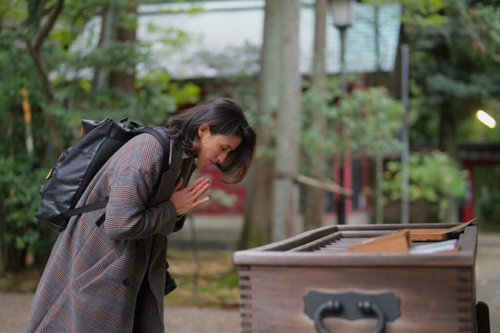 困った時は近所の神さまにお願いする
早速お参りしてみましょう
お参りをする女性