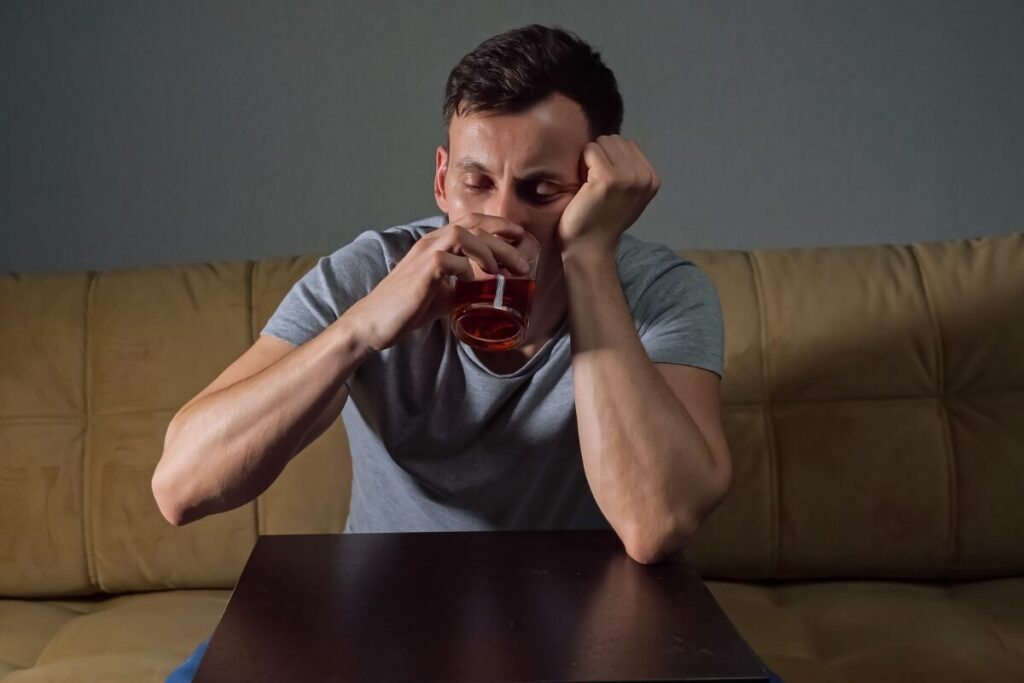 付き合う前のデートって難しくないですか？
酔っぱらう男性
お酒の力を借りる