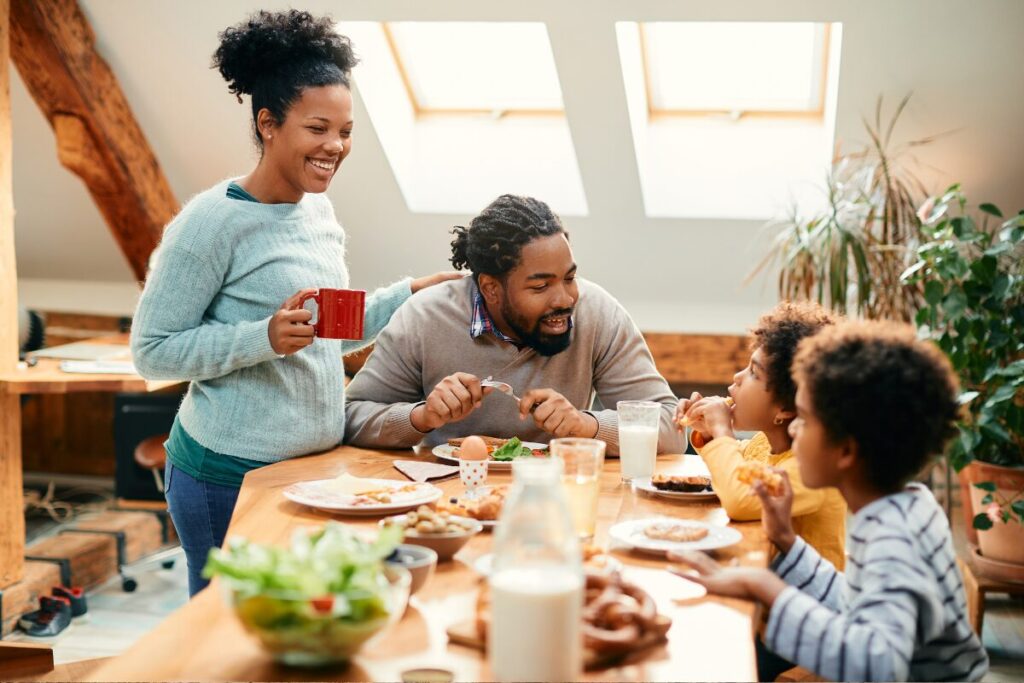 あなたの知らないお盆の由来
家族の話をする
食卓で話す家族