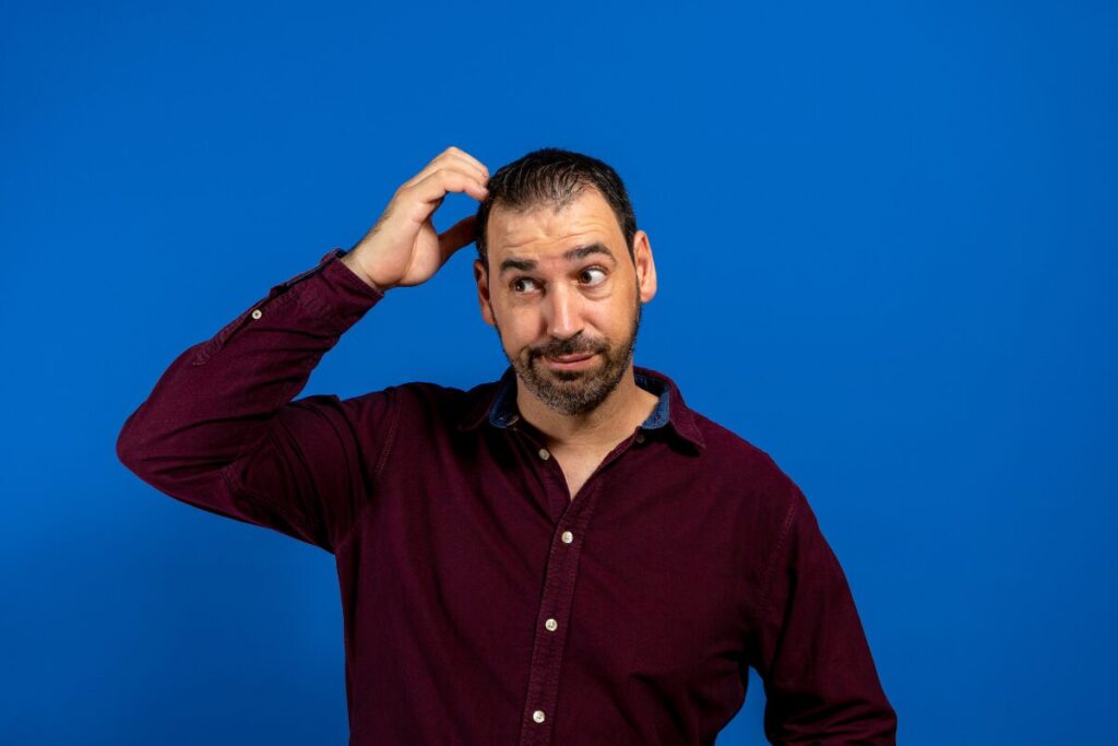 本当に効果がある?アンガーマネージメント方法
とにかく落ち着け!
頭をかく男性