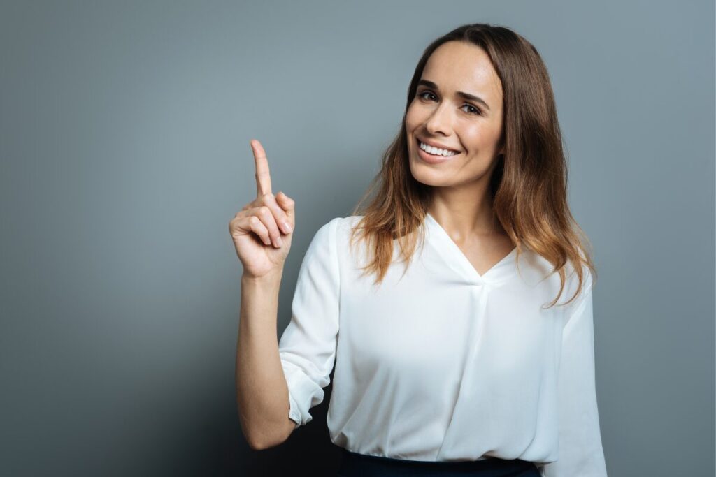 マッチングアプリ　初デートに最適な女性の服装とは
TPOも一択です
指で1を作る女性