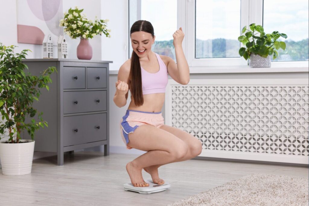 確実に痩せる一週間のダイエットメニュー
実績
体重計に乗って歓喜する女性