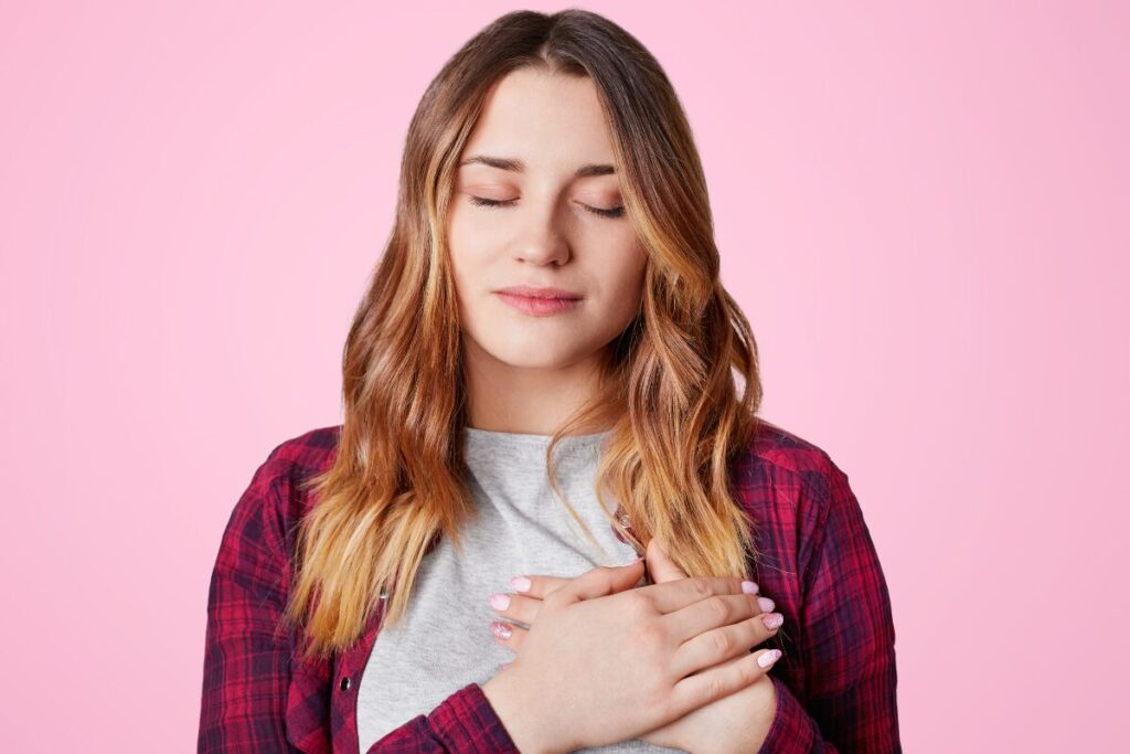 同時進行はアリ？マッチングアプリ恋愛の常識
同時進行のコツ
胸に手を当てる女性