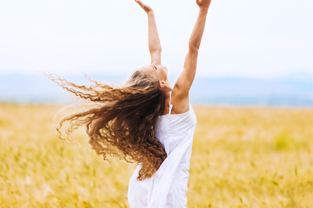 首、肩こり、頭痛を今すぐ解消したい
首や肩周りの運動
両手を広げている女性