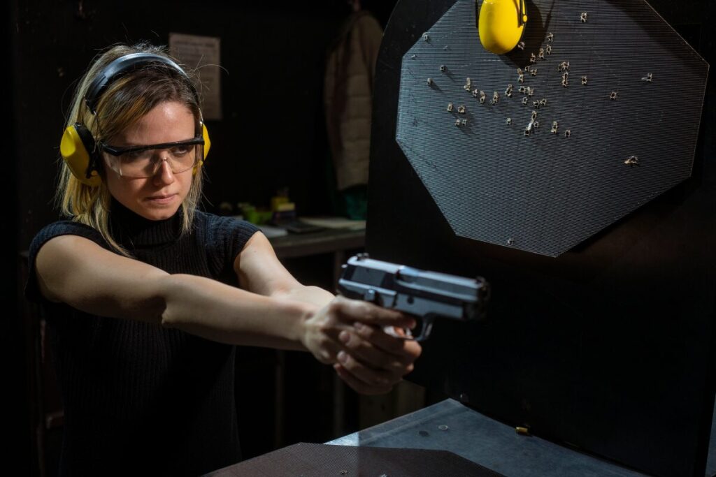 女性が知らない男性の結婚の決め手
飛び道具
ピストルを撃つ女性