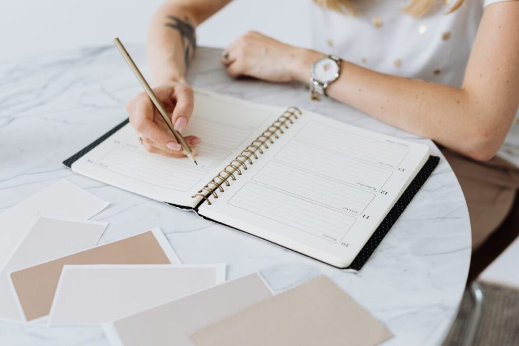 本当に効果がある?アンガーマネージメント方法
怒りを数値化
ノートをとる女性