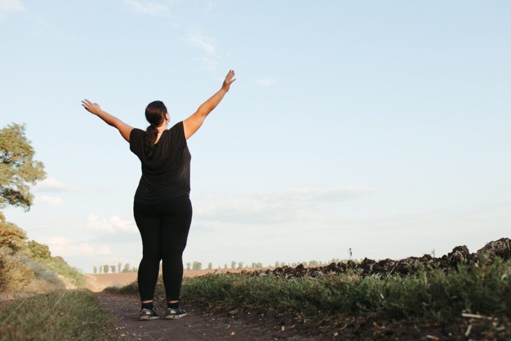 ぽっちゃり女子が選ばれる？
ポジティブにいくしかない
空に向かって両手を広げるぽっちゃり女性