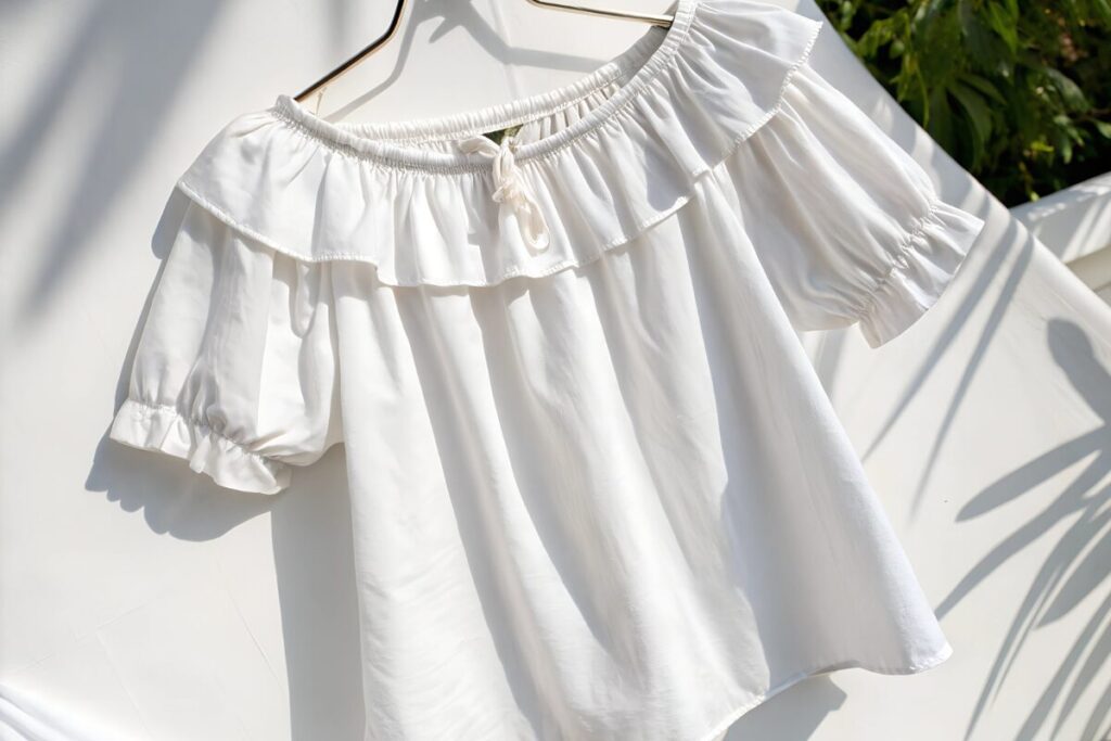 マッチングアプリ　初デートに最適な女性の服装とは
最強アイテム
シアーブラウス