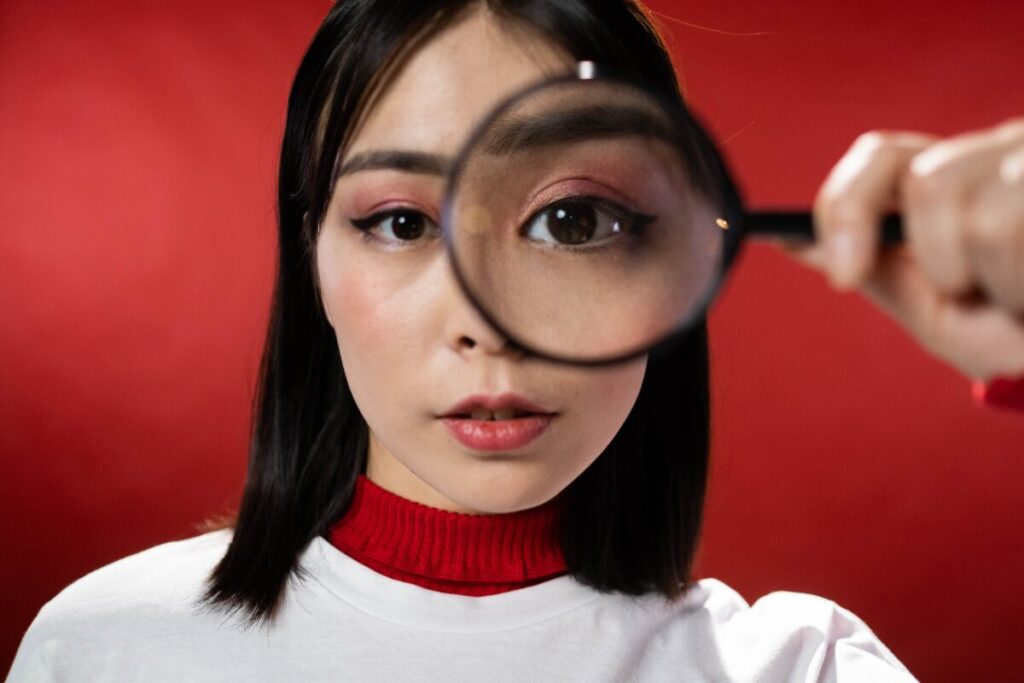 ズボラOK！無理なく続く簡単腸活
腸活効果の目安とサイン
拡大鏡でこちらを見る女性