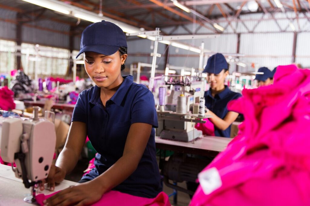 本当に稼げる副業
工場作業員
工場で働く女性