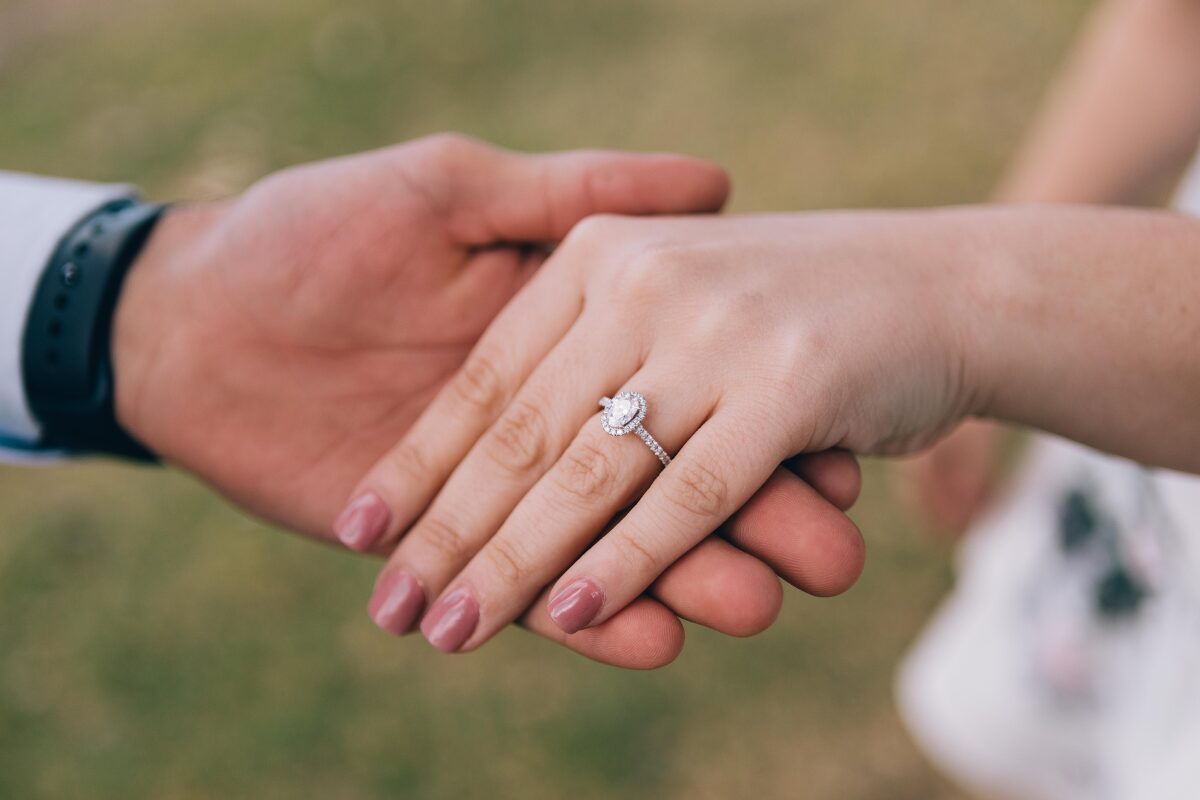 結婚指輪の本当の意味？歴史の裏側をご紹介 結婚指輪は永遠の愛の証であり、既婚者であるという目印。また、新婚の二人にとって指輪選びは楽しく幸せなイベントです。ふと、そもそも何で指輪をつけるの？と思い、色々調べてみました。