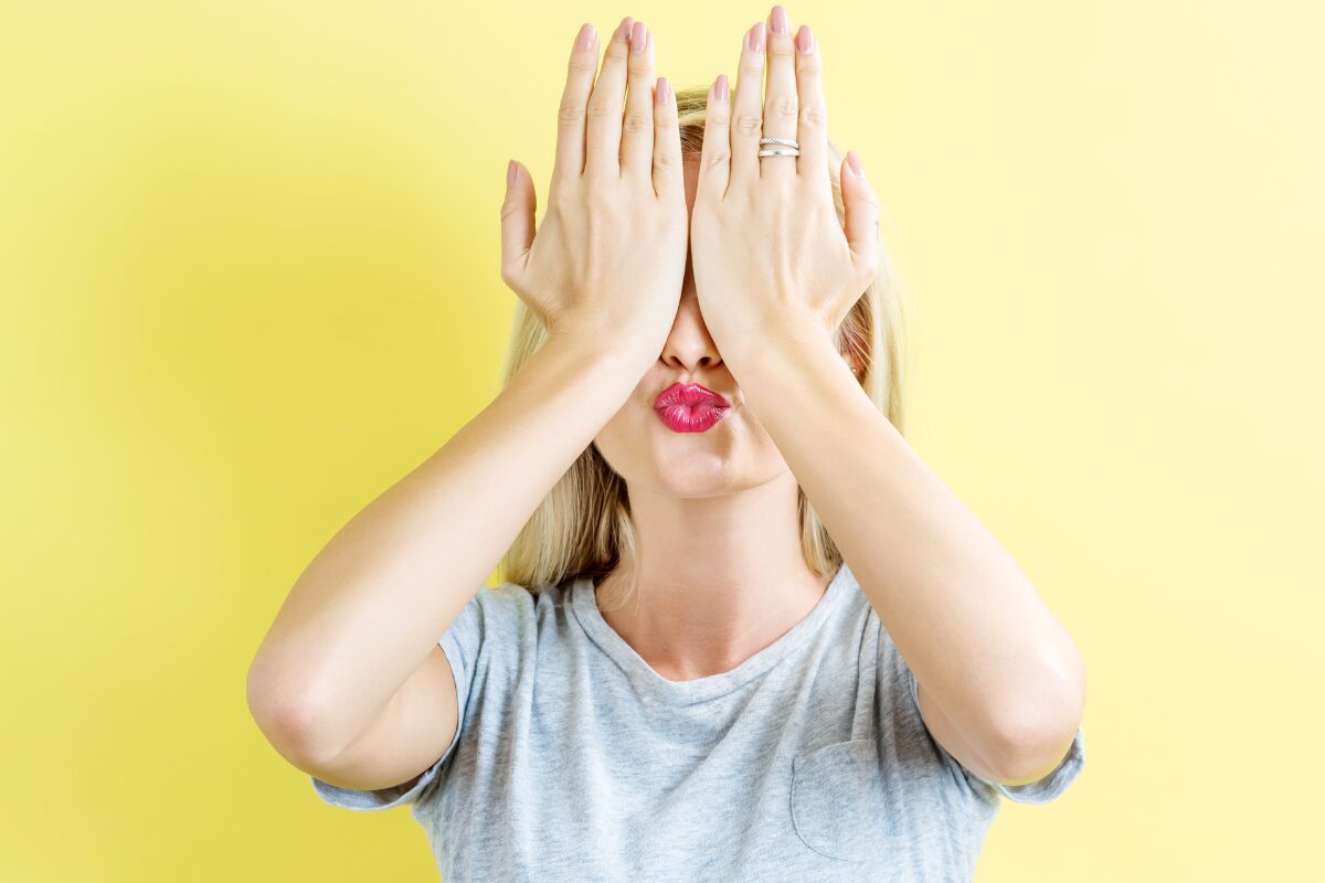 マッチングアプリで顔出ししない女性 マッチングアプリを躊躇する女性が気になるのが身バレ。顔写真を載せるのを控えた結果ちょっと無理して行った旅行や食事の写真を載せたり、顔にモザイクかけたり…。それ、上手くいきますか？