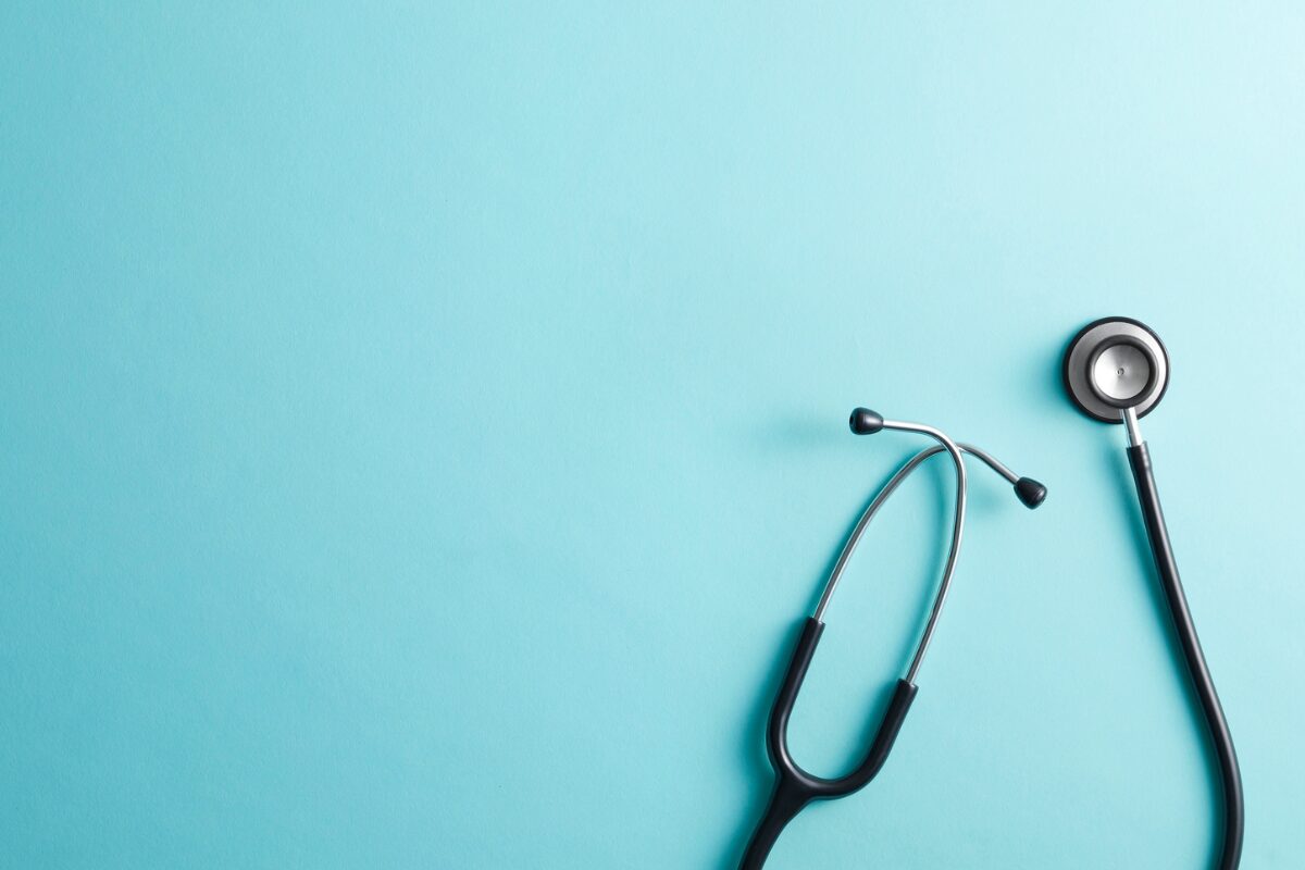 骨格診断とパーソナルカラー商法 ここ10年くらい女性がファッションやメイクに骨格やパーソナルカラー診断を参考にしています。その市場が年々拡大しているということはそれらが商売として成り立っているということです。今回はその実態を調べてみました。