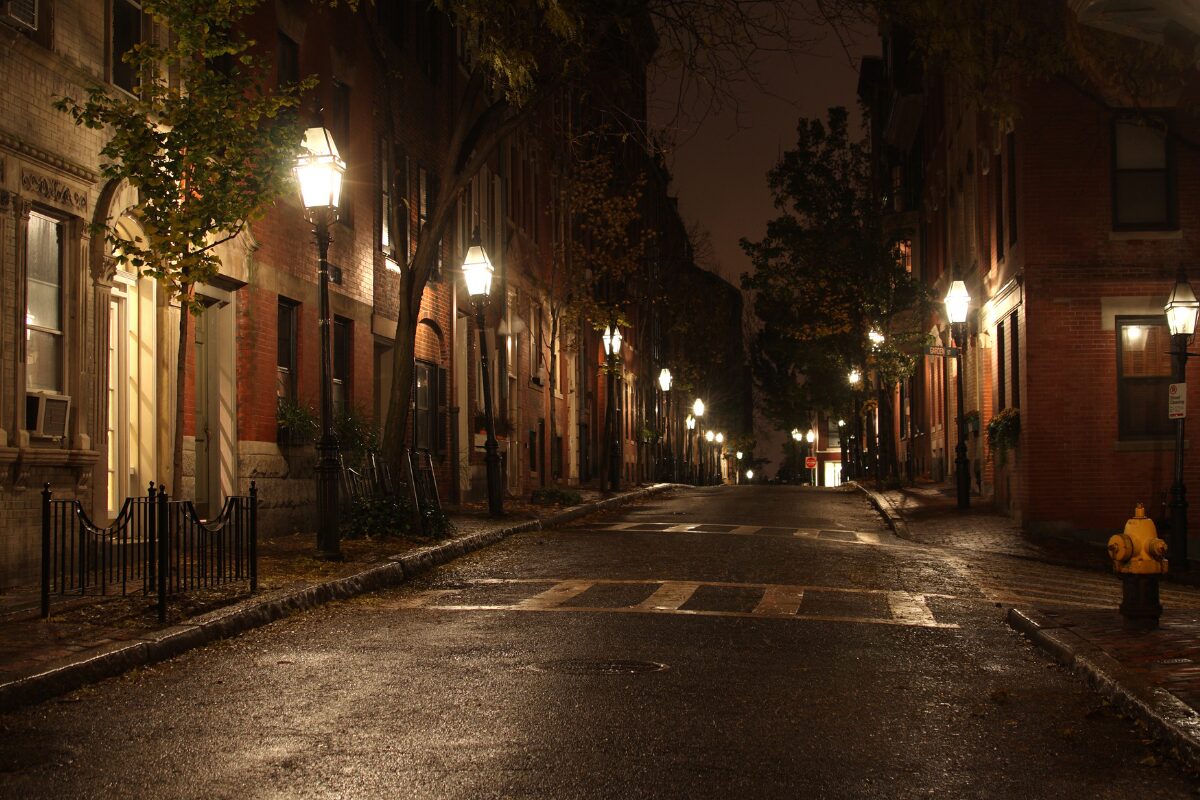 街は危険がいっぱい！犯罪が起こりやすい場所と時間 【その他】あなたが住んでいる慣れ親しんだ街にも、犯罪者にとって都合の良い危険な場所が存在します。あなた自信の身を守るために知っておくことは最も有効な防犯対策です。