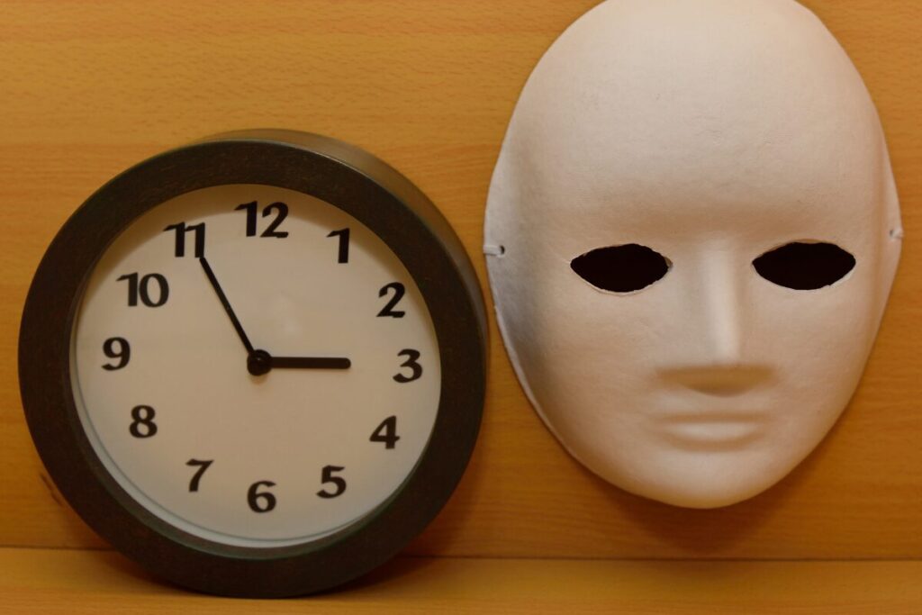 街は危険がいっぱい！犯罪が起こりやすい場所と時間
女性被害犯罪の発生時間
時計と仮面