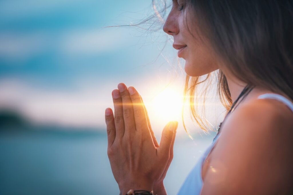 街は危険がいっぱい！犯罪が起こりやすい場所と時間
危険な場所を避ける
祈る女性