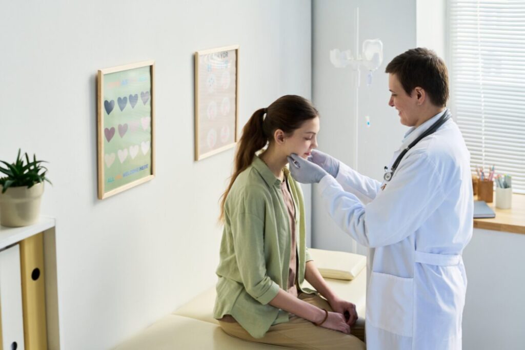 大人の発達障害　知識があなたを助ける
発達障害の基本概念
診察を受ける女性