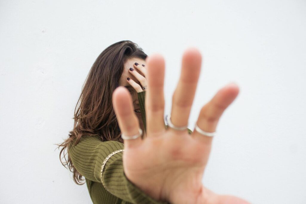 マッチングアプリで顔出ししない女性
そうはいっても顔出しはNGで
手で顔を隠す女性