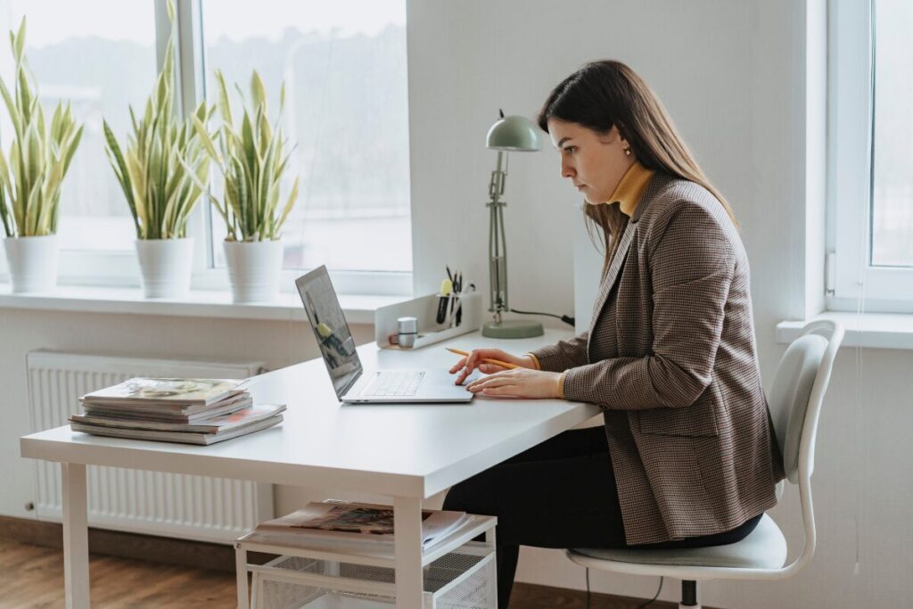 自己肯定感が低い女の恋愛
自己肯定感が低い人とは？
オフィスのすみで仕事する女性
