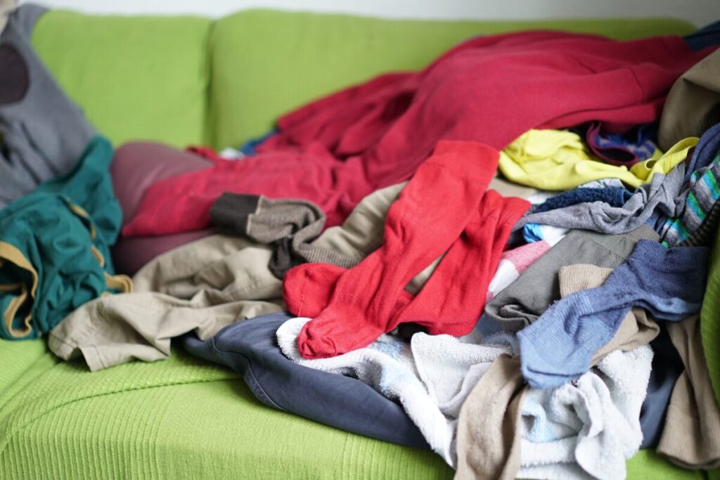 汚部屋女子の結婚
汚部屋女子とは
ソファに乱雑に置かれた服