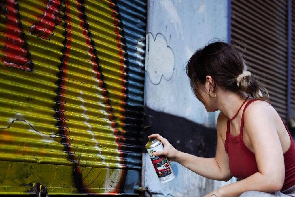 街は危険がいっぱい！犯罪が起こりやすい場所と時間
犯罪が起こりやすい場所の特徴
壁に落書きする女性