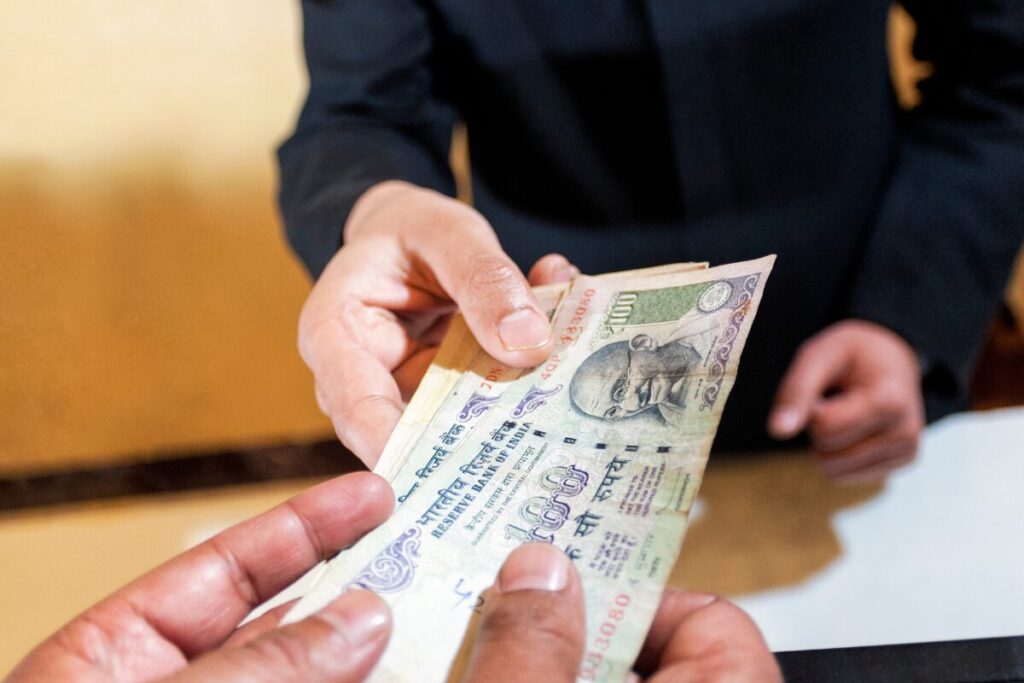 結婚指輪の本当の意味？歴史の裏側をご紹介
結婚指輪の前に婚約指輪の話
お金を支払う男性