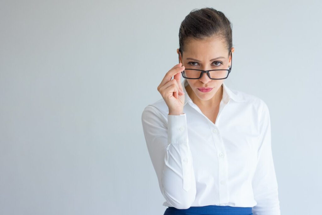 自己肯定感が低い女の恋愛
自己評価が低い女性の恋愛事情
メガネをかけてこちらをじとっと見る女性