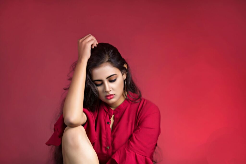 大人の発達障害　知識があなたを助ける
実社会で繰り返し起きること
うつむき悩む女性