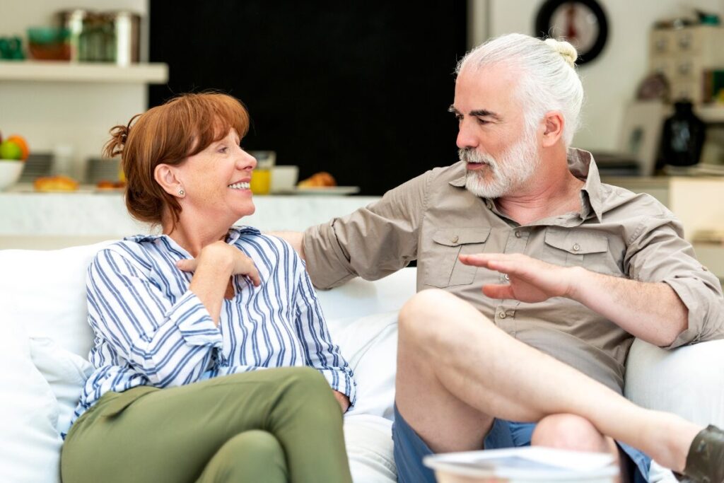 仲良し夫婦！理想の結婚生活の作り方
仲良し夫婦の大前提
ソファで語り合う老夫婦