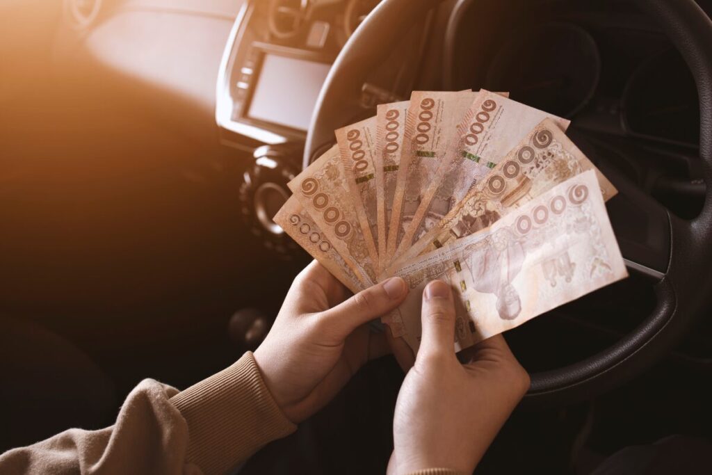 どうやら風の時代になったらしい
前の200年は土の時代だったらしい
札束を数える手