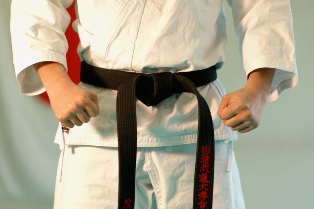 護身術なんてやめて！本当に使える女性のための防犯術
護身術としての武道や体術
空手着で押忍をする男性