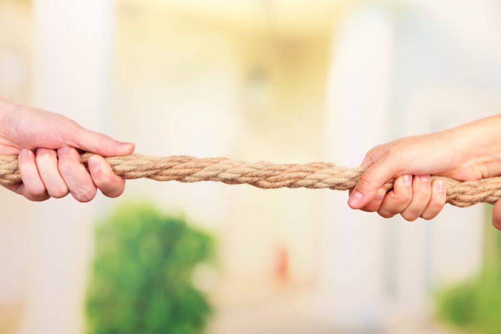 恋愛がうまくいく？引き寄せの法則の真実
引き寄せられるもの
綱を引く手