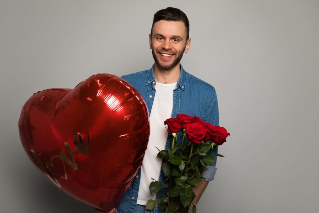 夫婦間の会話が減ったら
愛情がなくなったわけではない
ハートを差し出す男性