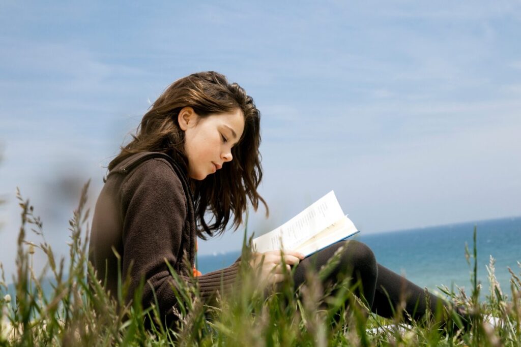 結婚指輪の本当の意味？歴史の裏側をご紹介
ようやく結婚指輪の話
草原で詩を書く女性