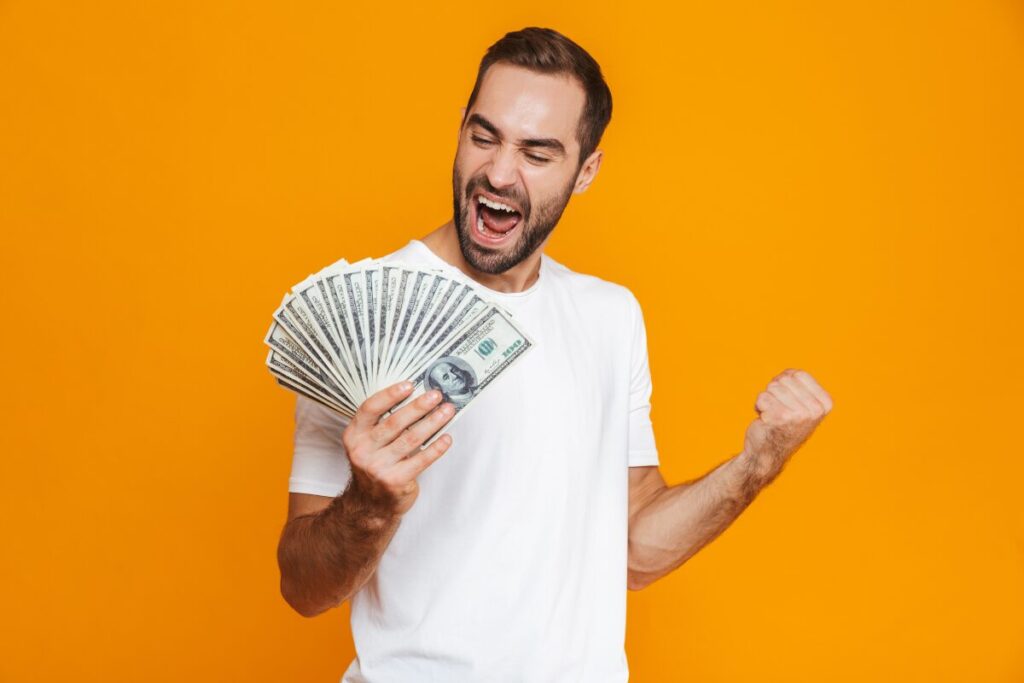 初デートの割り勘ってあり?なし?
年代や年収から見える男性の本音
お金を数える男性