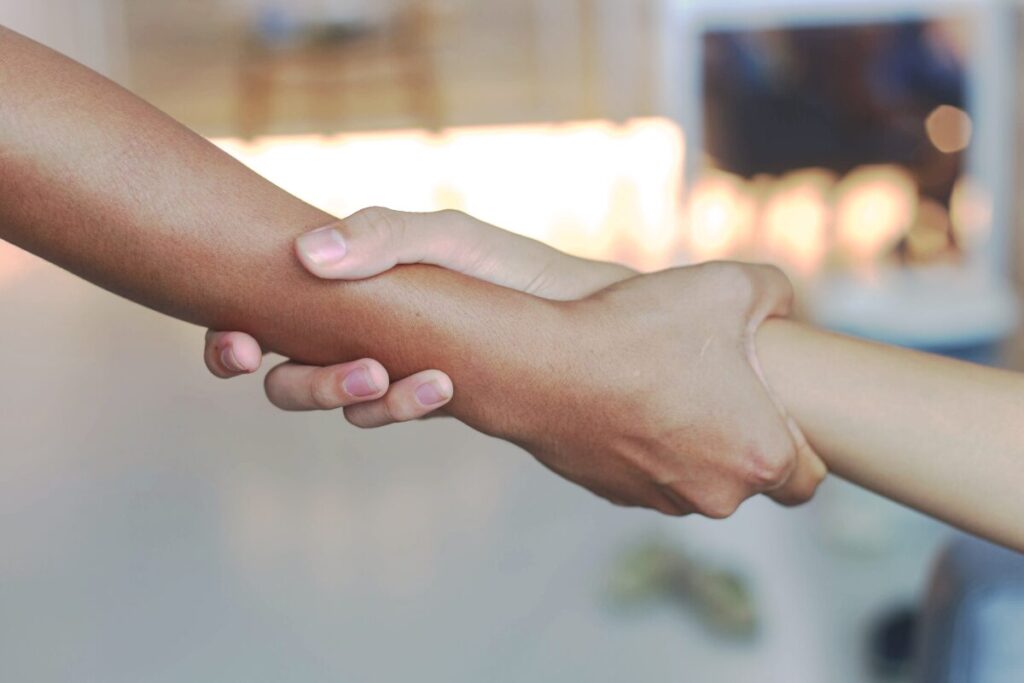 自己肯定感が低い女の恋愛
自己評価が低い女性の交際事情
女性の手をひく男性の手